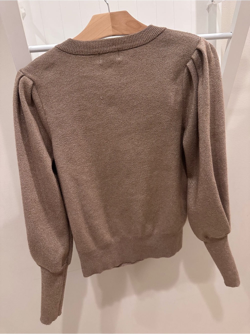 EVEREVE Metallic Puff Sleeve Sweater Taupe Gold Size Small - Picture 4 of 9